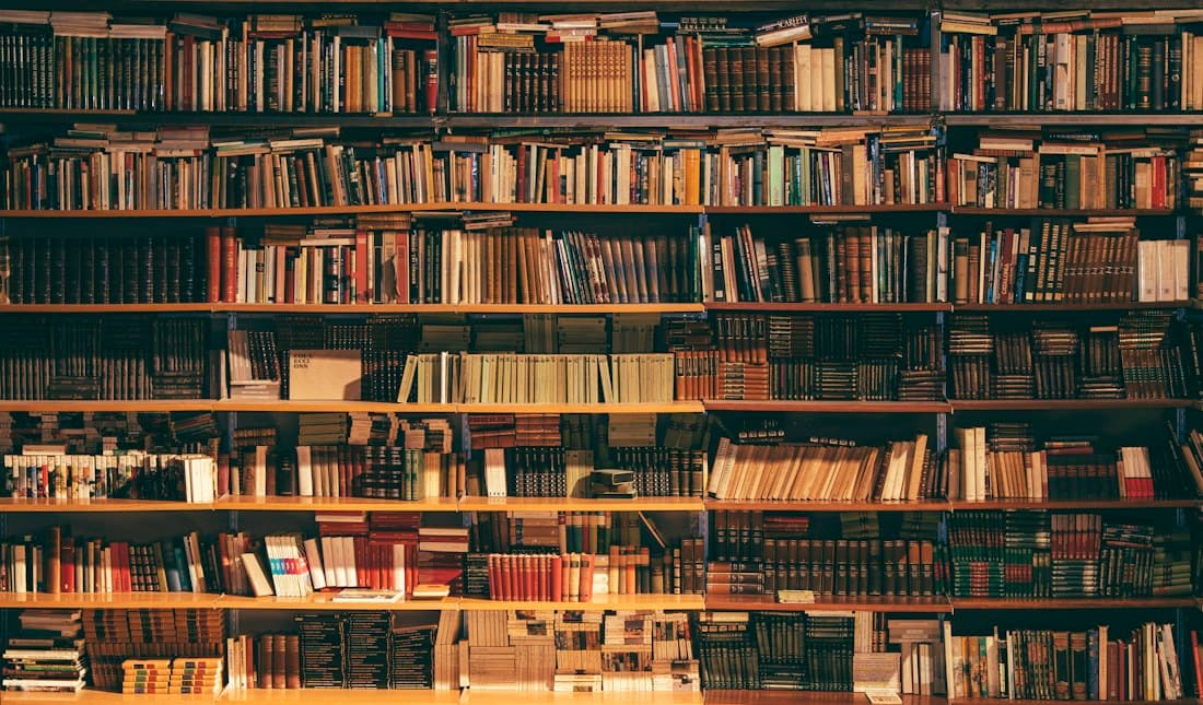 Foto ilustrasi rak buku untuk acara berbagi bacaan